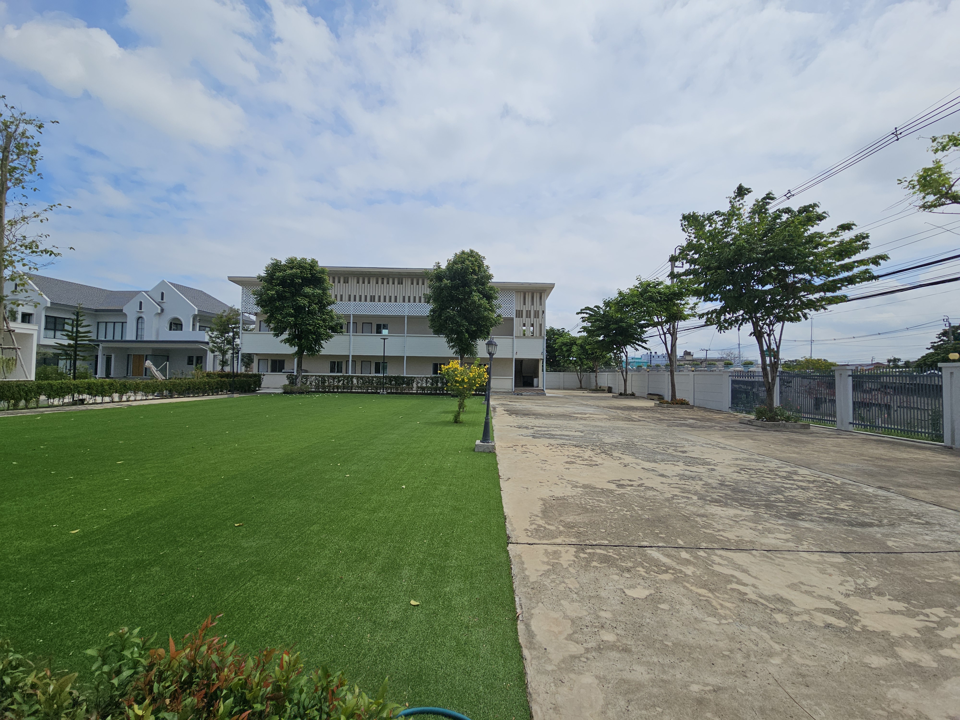 ให้เช่า! สำนักงาน 3 ชั้น + หอพักพนักงาน พุทธมณฑลสาย 1 (เนื้อที่ 2 ไร่)